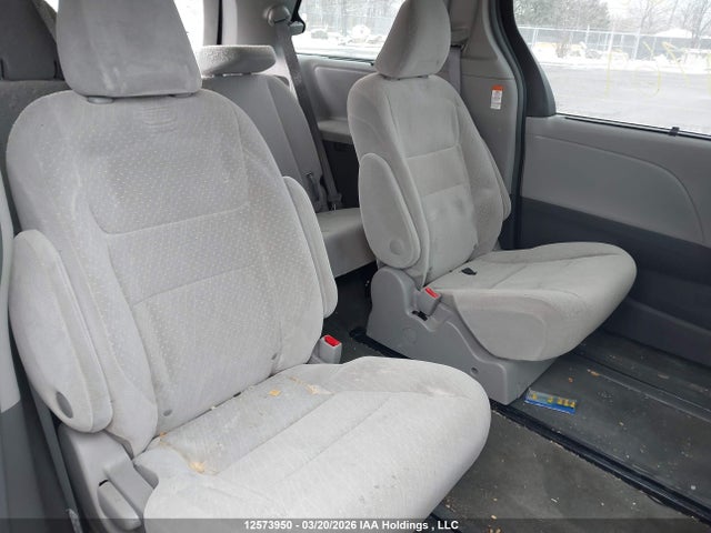 2017 Toyota Sienna Le 7 Passenger მანქანა იყიდება აუქციონზე, vin: 5TDJZ3DC1HS179769, აუქციონის ნომერი: 12573950