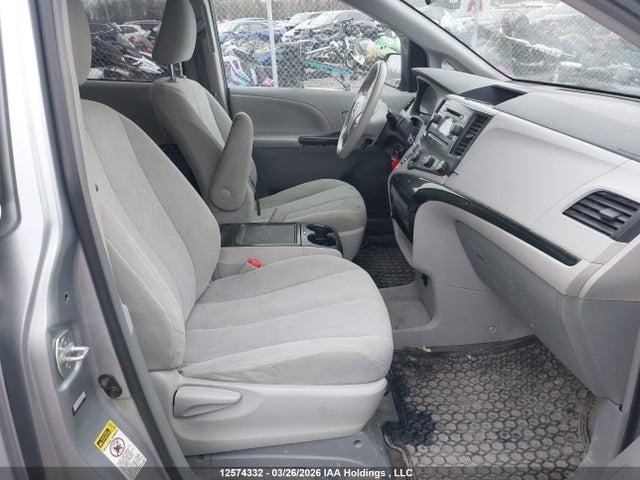 2014 Toyota Sienna 7 Passenger მანქანა იყიდება აუქციონზე, vin: 5TDZK3DC1ES479749, აუქციონის ნომერი: 12574332