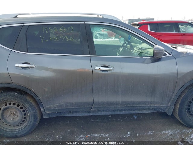5N1AT2MV7JC706990 Nissan Rogue Sv/sl