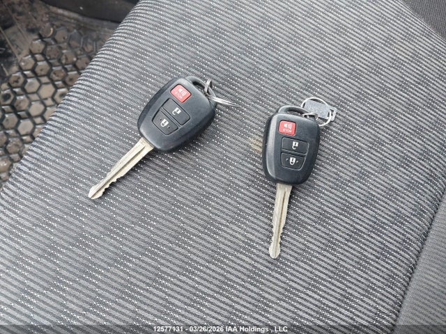 VNKKTUD34FA032326 Toyota YARIS LE