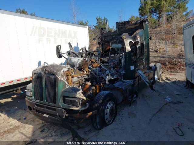 12577175 :رقم المزاد ، 1XKADR9X3YR957893 vin ، 2000 Kenworth T600 مزاد بيع