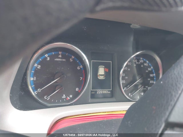 2T3BFREV0JW854242 Toyota RAV4 LE