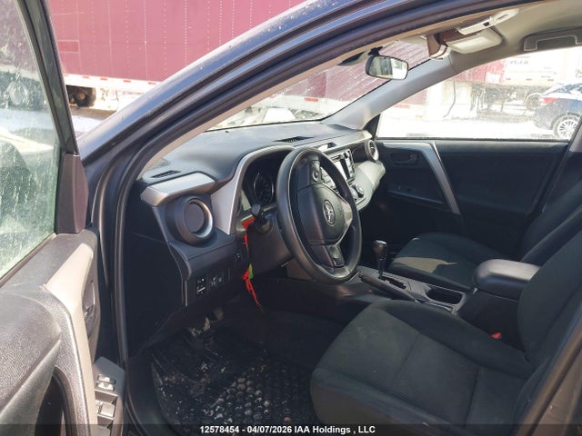 2T3BFREV0JW854242 Toyota RAV4 LE