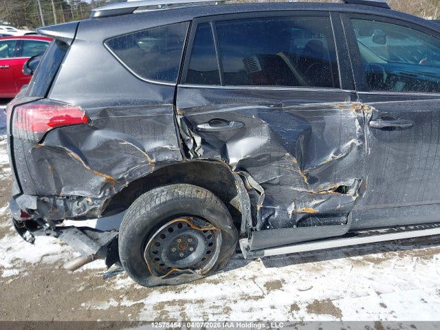2T3BFREV0JW854242 Toyota RAV4 LE