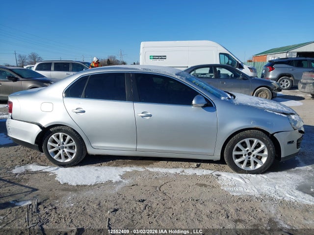 2010 Volkswagen Jetta 2.5l Comfortline/2.5l Trendline მანქანა იყიდება აუქციონზე, vin: 3VWJX7AJ2AM073415, აუქციონის ნომერი: 12552409