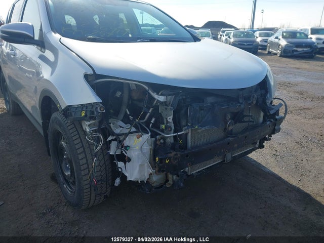 2T3BFREV5FW276419 Toyota RAV4 LE