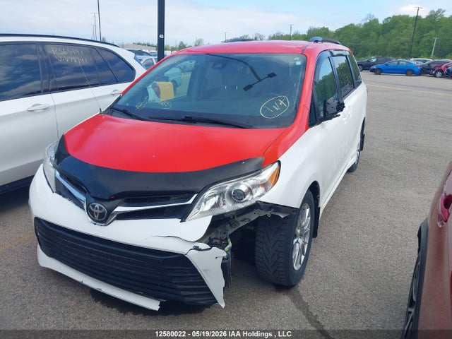 12580022 :رقم المزاد ، 5TDKZ3DC8JS935852 vin ، 2018 Toyota Sienna Le مزاد بيع