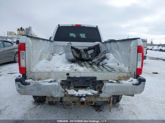 1FT8W3BT5JEC72526 Ford F-350 Xlt