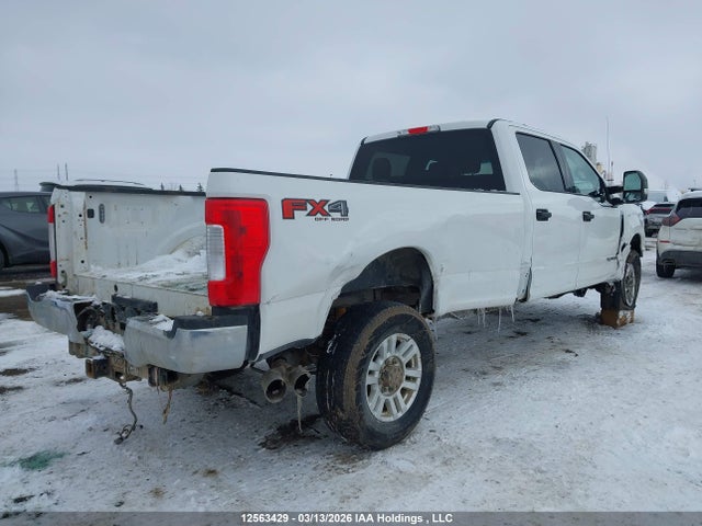 1FT8W3BT5JEC72526 Ford F-350 Xlt