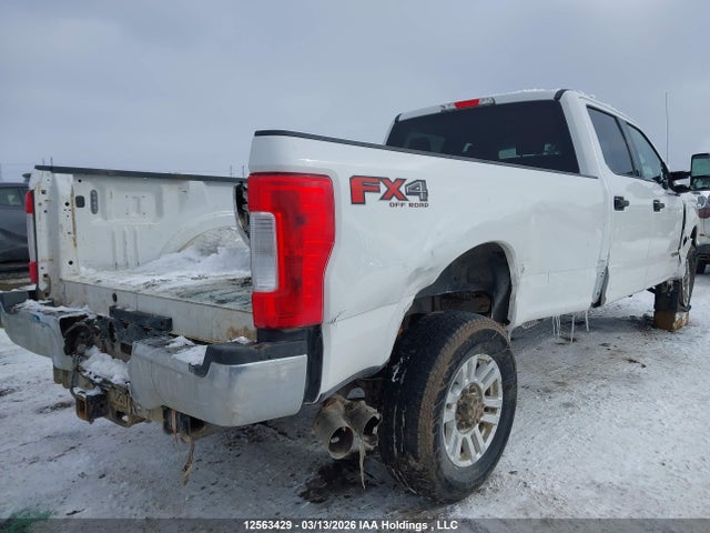 1FT8W3BT5JEC72526 Ford F-350 Xlt