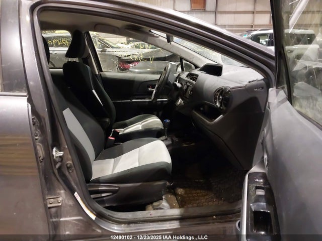 JTDKDTB3XF1583718 Toyota Prius C Technology