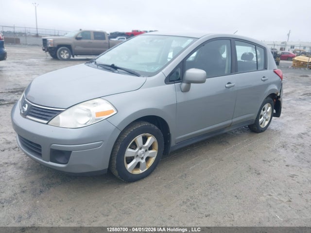 12580700 :رقم المزاد ، 3N1BC13E38L377100 vin ، 2008 Nissan Versa 1.8s مزاد بيع