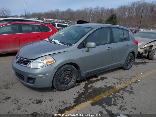12573239 :رقم المزاد ، 3N1BC1CP4AL443094 vin ، 2010 Nissan Versa 1.8sl مزاد بيع