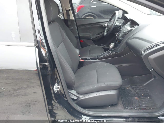 1FADP3K21JL325260 Ford FOCUS SE
