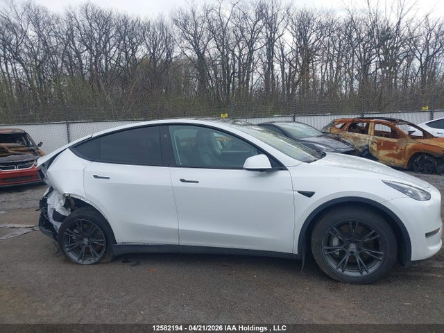 Tesla Model Y 2024 7SAYGDEE1RF098869 Image 13