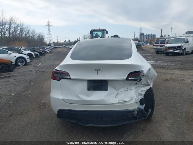 Tesla Model Y 2024 7SAYGDEE1RF098869 Image 16