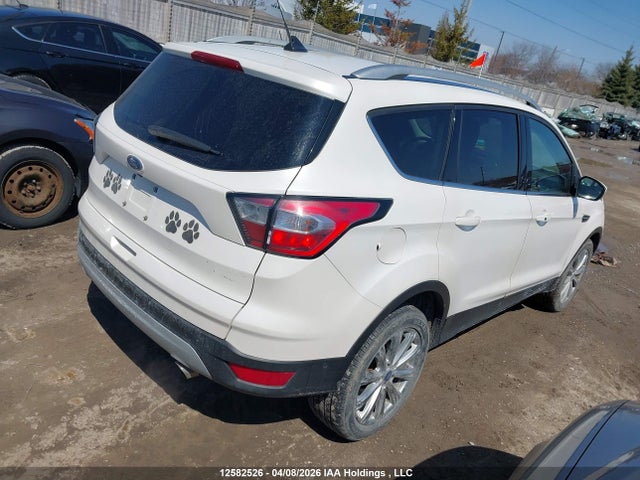 1FMCU9J9XJUC21355 Ford Escape Titanium