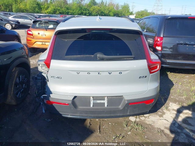 Volvo Xc40 B5 Plus Dark Theme 2025 YV4L12UC0S2490860 Image 17
