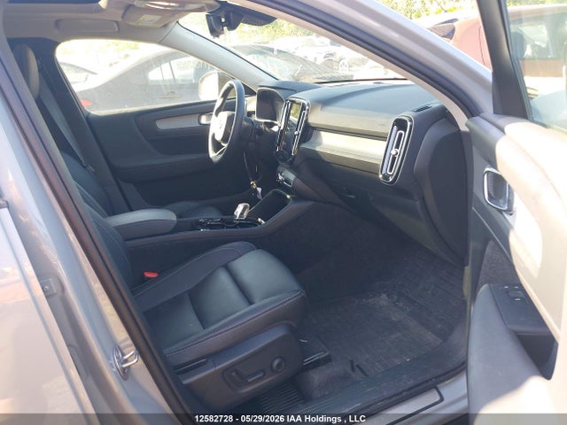 Volvo Xc40 B5 Plus Dark Theme 2025 YV4L12UC0S2490860 Image 5