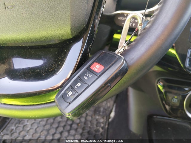 12582796 :رقم المزاد ، JTDKAMFP8N3204598 vin ، 2022 Toyota Prius Prime مزاد بيع