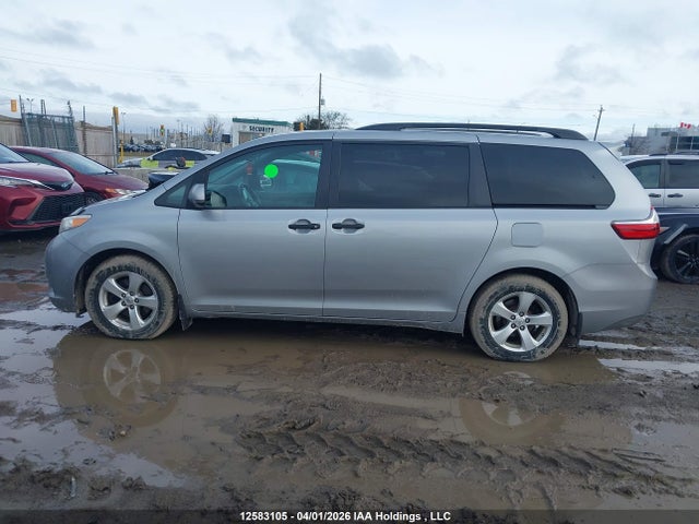 12583105 :رقم المزاد ، 5TDZZ3DC0HS865871 vin ، 2017 Toyota Sienna 7 Passenger مزاد بيع