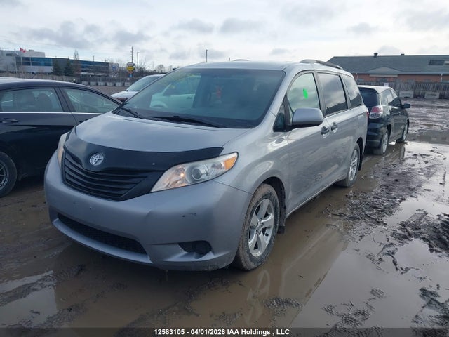 12583105 :رقم المزاد ، 5TDZZ3DC0HS865871 vin ، 2017 Toyota Sienna 7 Passenger مزاد بيع