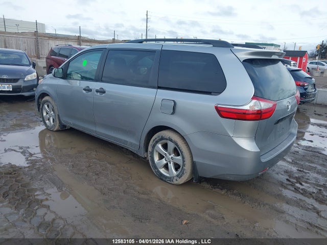 12583105 :رقم المزاد ، 5TDZZ3DC0HS865871 vin ، 2017 Toyota Sienna 7 Passenger مزاد بيع