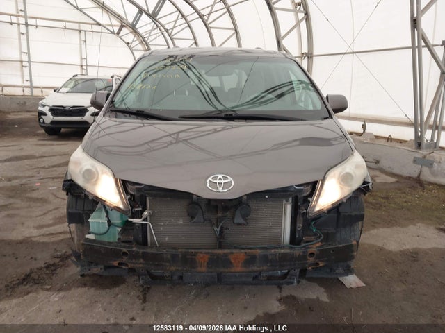 12583119 :رقم المزاد ، 5TDKK3DC0BS058389 vin ، 2011 Toyota Sienna Le مزاد بيع