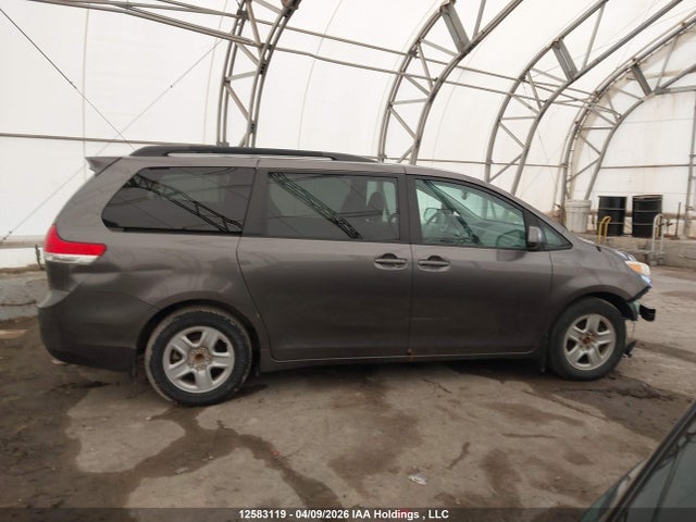12583119 :رقم المزاد ، 5TDKK3DC0BS058389 vin ، 2011 Toyota Sienna Le مزاد بيع