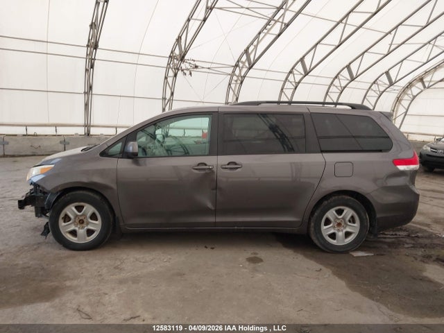 12583119 :رقم المزاد ، 5TDKK3DC0BS058389 vin ، 2011 Toyota Sienna Le مزاد بيع