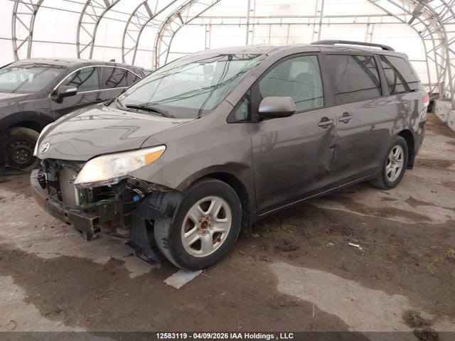 12583119 :رقم المزاد ، 5TDKK3DC0BS058389 vin ، 2011 Toyota Sienna Le مزاد بيع