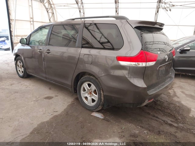 12583119 :رقم المزاد ، 5TDKK3DC0BS058389 vin ، 2011 Toyota Sienna Le مزاد بيع
