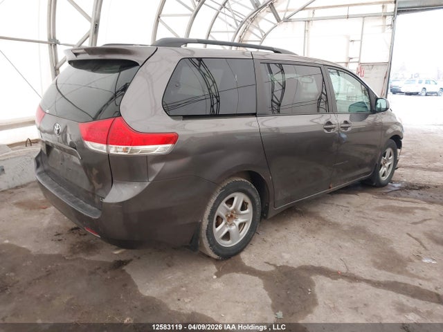 12583119 :رقم المزاد ، 5TDKK3DC0BS058389 vin ، 2011 Toyota Sienna Le مزاد بيع