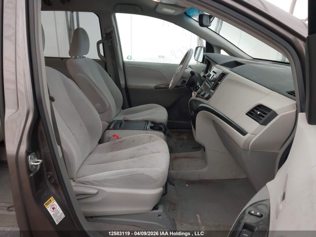 12583119 :رقم المزاد ، 5TDKK3DC0BS058389 vin ، 2011 Toyota Sienna Le مزاد بيع