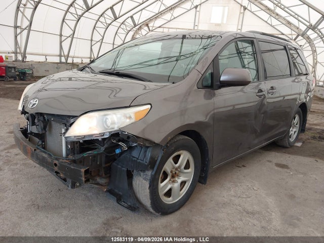 12583119 :رقم المزاد ، 5TDKK3DC0BS058389 vin ، 2011 Toyota Sienna Le مزاد بيع