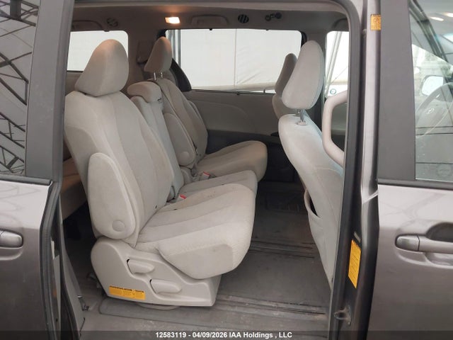 12583119 :رقم المزاد ، 5TDKK3DC0BS058389 vin ، 2011 Toyota Sienna Le مزاد بيع