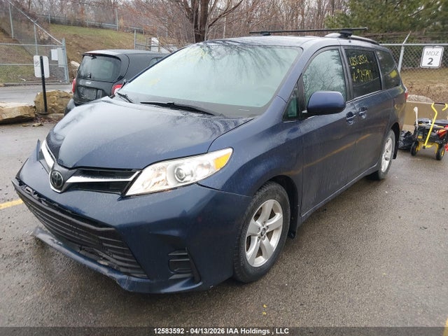 2018 Toyota Sienna Le V6 მანქანა იყიდება აუქციონზე, vin: 5TDKZ3DC3JS934740, აუქციონის ნომერი: 12583592