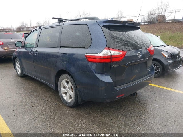 2018 Toyota Sienna Le V6 მანქანა იყიდება აუქციონზე, vin: 5TDKZ3DC3JS934740, აუქციონის ნომერი: 12583592