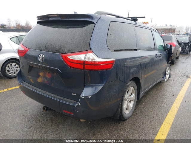 2018 Toyota Sienna Le V6 მანქანა იყიდება აუქციონზე, vin: 5TDKZ3DC3JS934740, აუქციონის ნომერი: 12583592