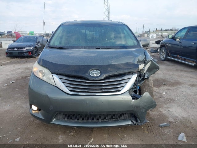 12583608 :رقم المزاد ، 5TDDK3DC9DS058211 vin ، 2013 Toyota Sienna Xle 7 Passenger مزاد بيع