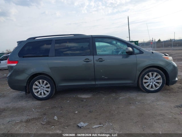 12583608 :رقم المزاد ، 5TDDK3DC9DS058211 vin ، 2013 Toyota Sienna Xle 7 Passenger مزاد بيع