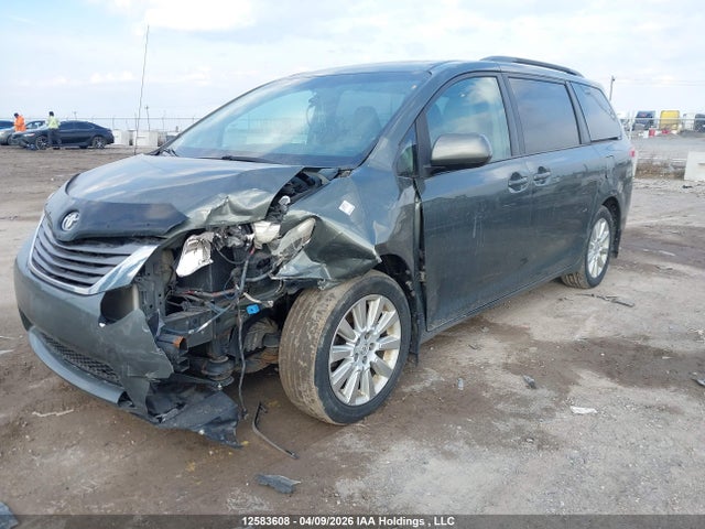 12583608 :رقم المزاد ، 5TDDK3DC9DS058211 vin ، 2013 Toyota Sienna Xle 7 Passenger مزاد بيع