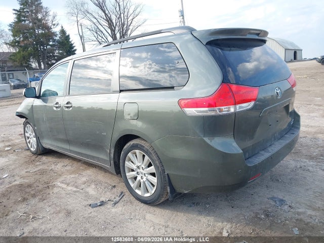 12583608 :رقم المزاد ، 5TDDK3DC9DS058211 vin ، 2013 Toyota Sienna Xle 7 Passenger مزاد بيع