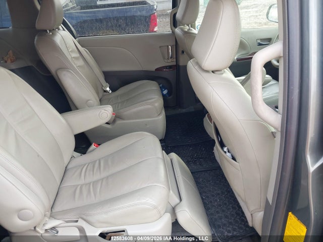 12583608 :رقم المزاد ، 5TDDK3DC9DS058211 vin ، 2013 Toyota Sienna Xle 7 Passenger مزاد بيع