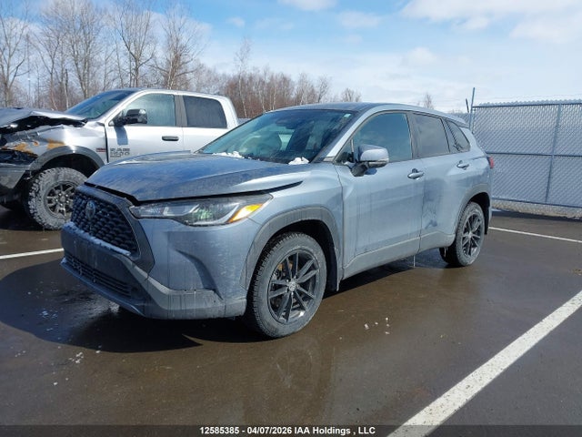 12585385 :رقم المزاد ، 7MUCAABG8PV048188 vin ، 2023 Toyota Corolla Cross Le مزاد بيع