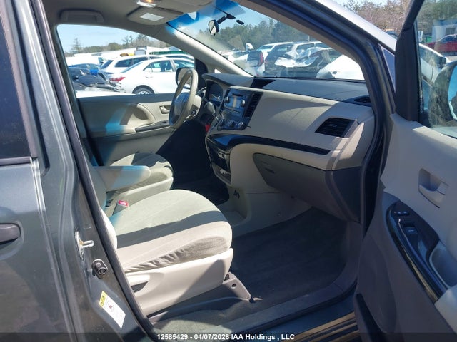 12585429 :رقم المزاد ، 5TDZK3DC4DS391972 vin ، 2013 Toyota Sienna مزاد بيع
