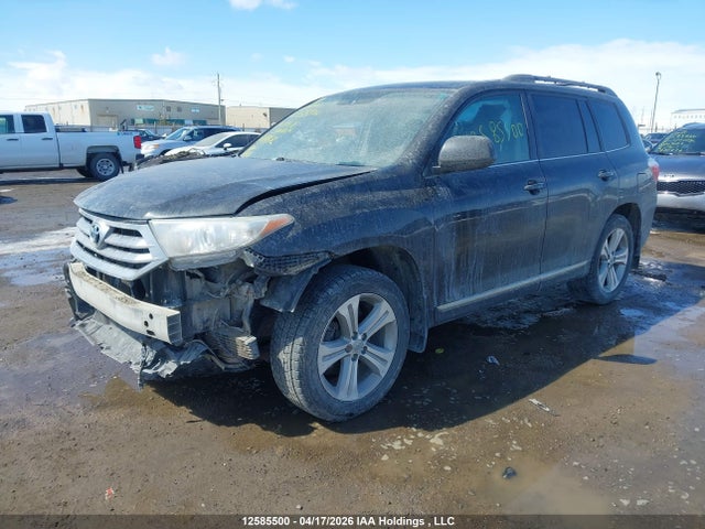 2013 Toyota Highlander Plus/se მანქანა იყიდება აუქციონზე, vin: 5TDBK3EH8DS274732, აუქციონის ნომერი: 12585500
