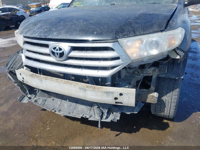 2013 Toyota Highlander Plus/se მანქანა იყიდება აუქციონზე, vin: 5TDBK3EH8DS274732, აუქციონის ნომერი: 12585500