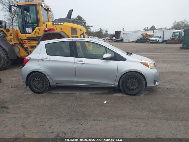 12585889 :رقم المزاد ، JTDKTUD33CD520900 vin ، 2012 Toyota Yaris Le مزاد بيع