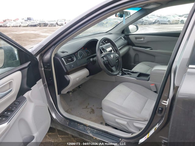2015 Toyota Camry Le მანქანა იყიდება აუქციონზე, vin: 4T1BF1FK4FU011666, აუქციონის ნომერი: 12586173